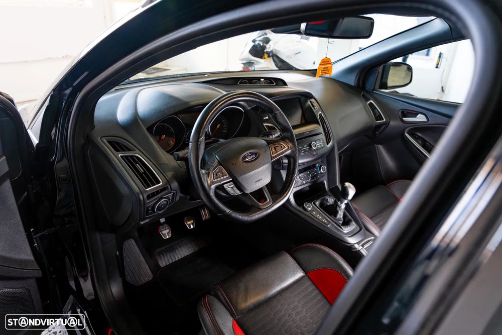 Ford Focus 2.0 EcoBoost ST c/ Pack Pele Desportiva - 10