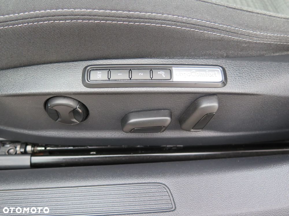 Volkswagen Passat 2.0 TDI SCR DSG 4Motion Business - 17