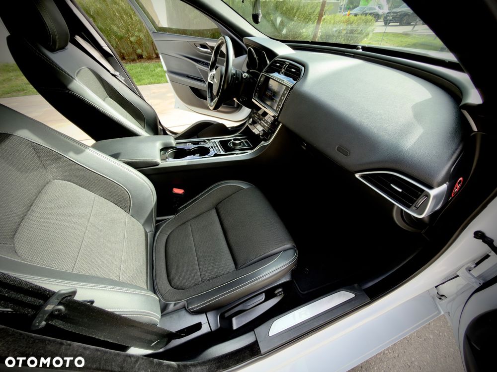 Jaguar XE 2.0 D R-Sport - 24