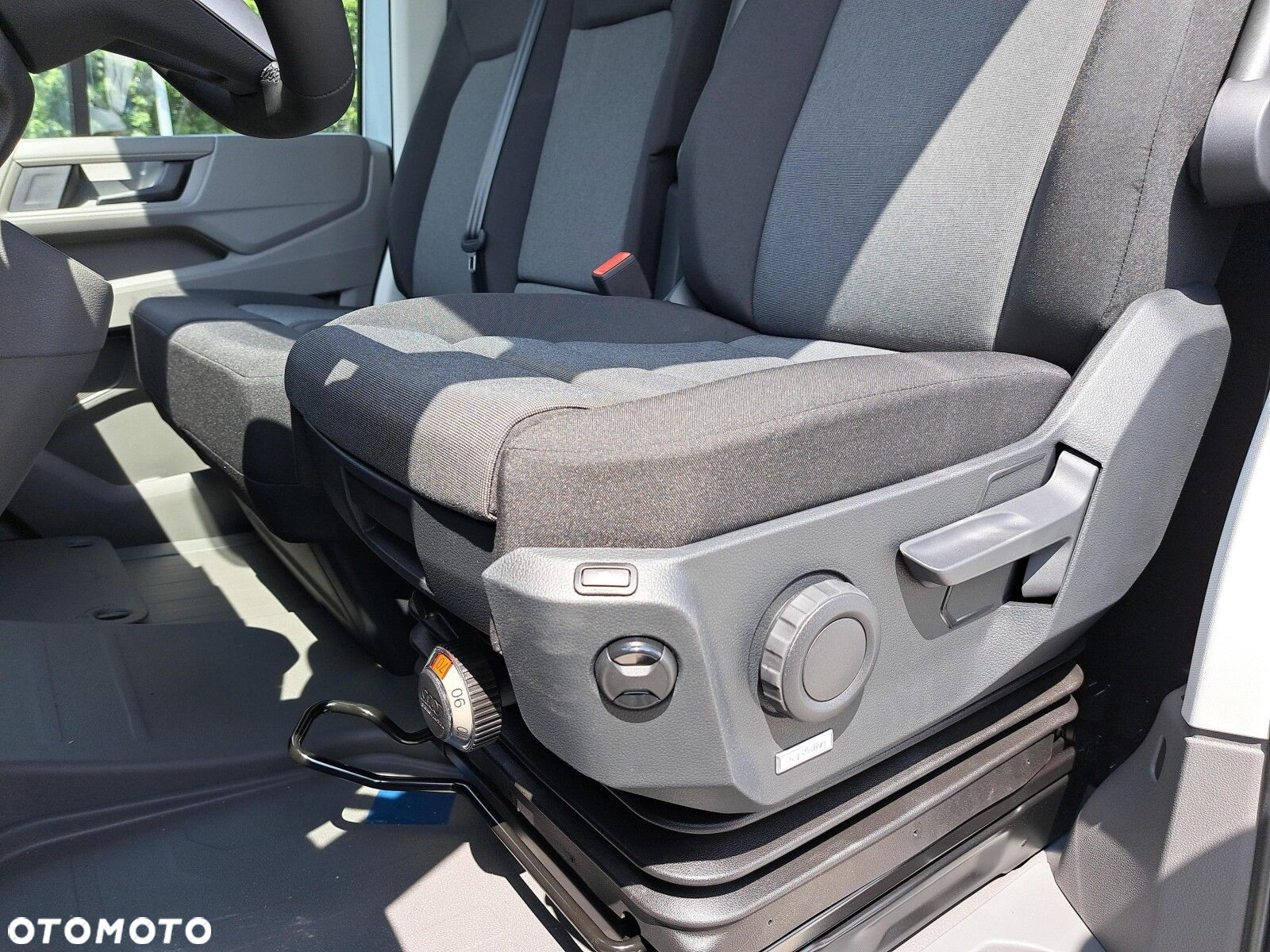 Volkswagen Crafter 35 Furgon z wysokim dachem silnik: 2,0 l EU6 SCR 177 KM / skrzynia biegów: 4MOTION automatyczna 8-biegowa rozstaw osi: 3640 mm - 12