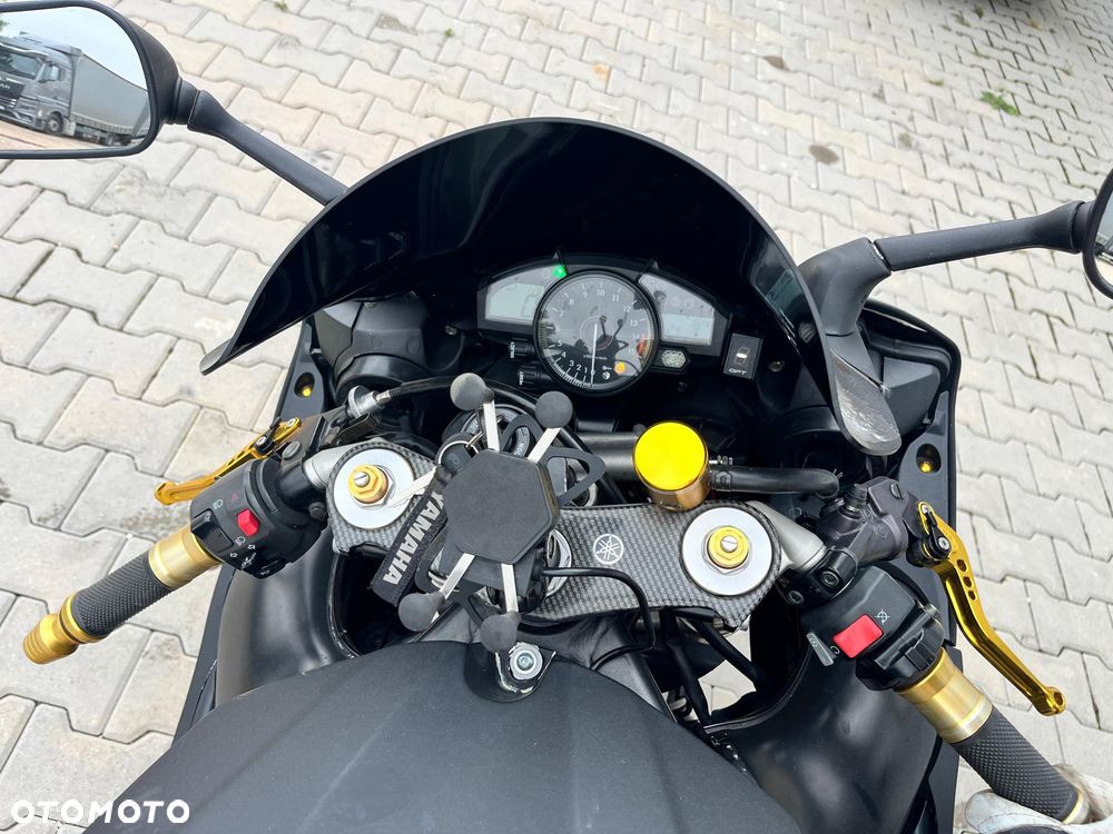 Yamaha R1 - 11