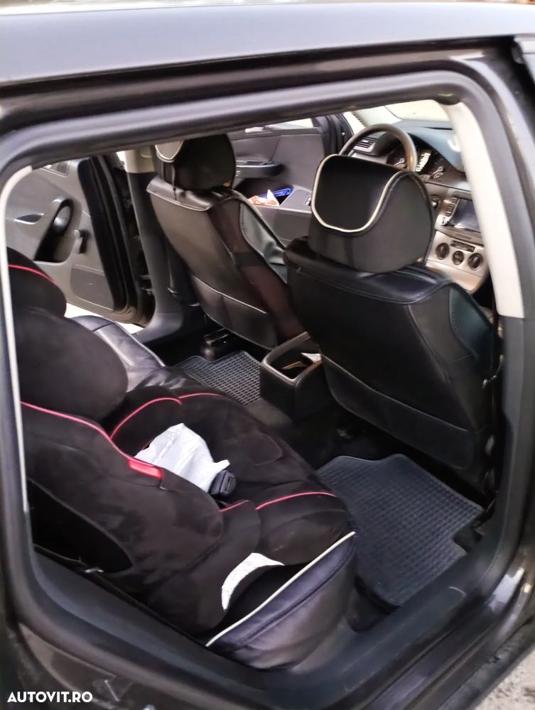 Volkswagen Passat Variant 2.0 TDI DPF Comfortline Blue Motion Technology - 6