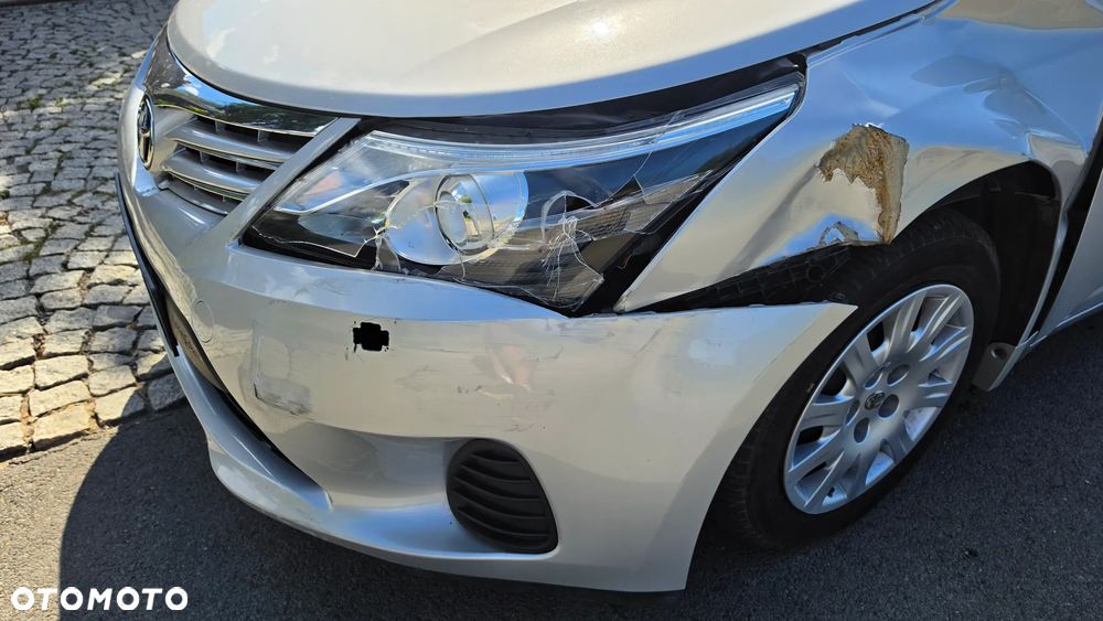 Toyota Avensis 1.6 Comfort - 10