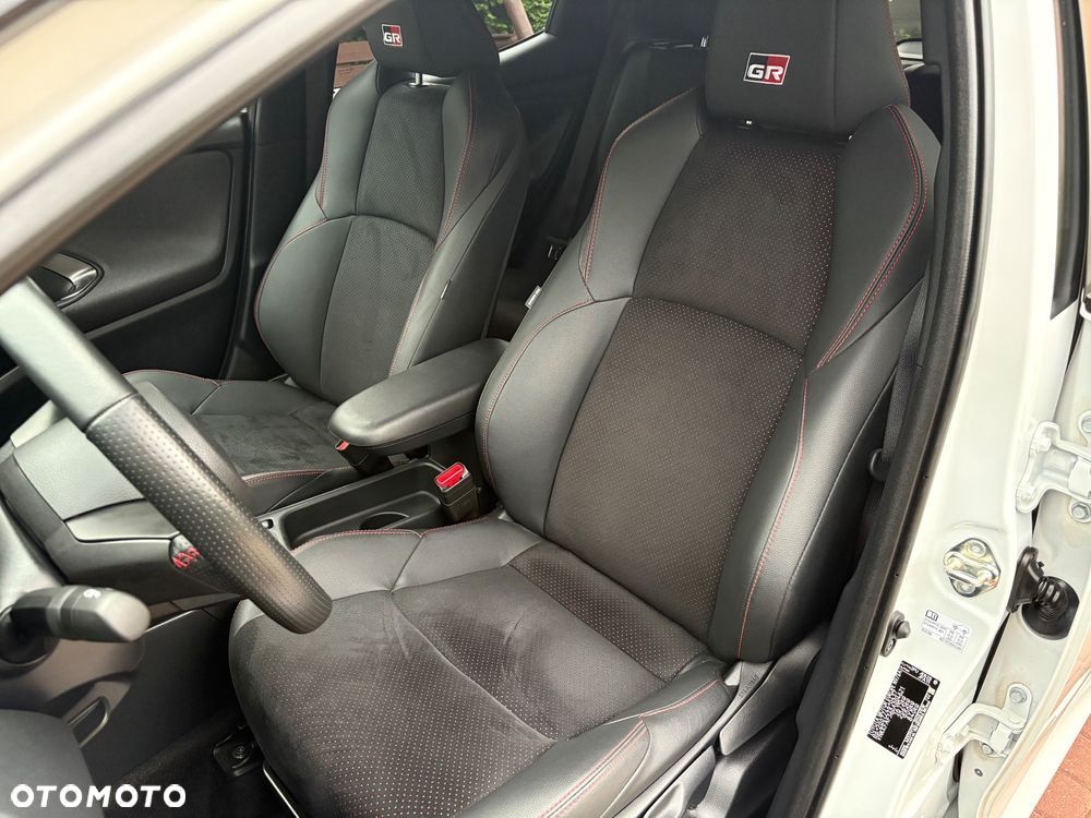 Toyota Yaris Hybrid 1.5 GR Sport - 38