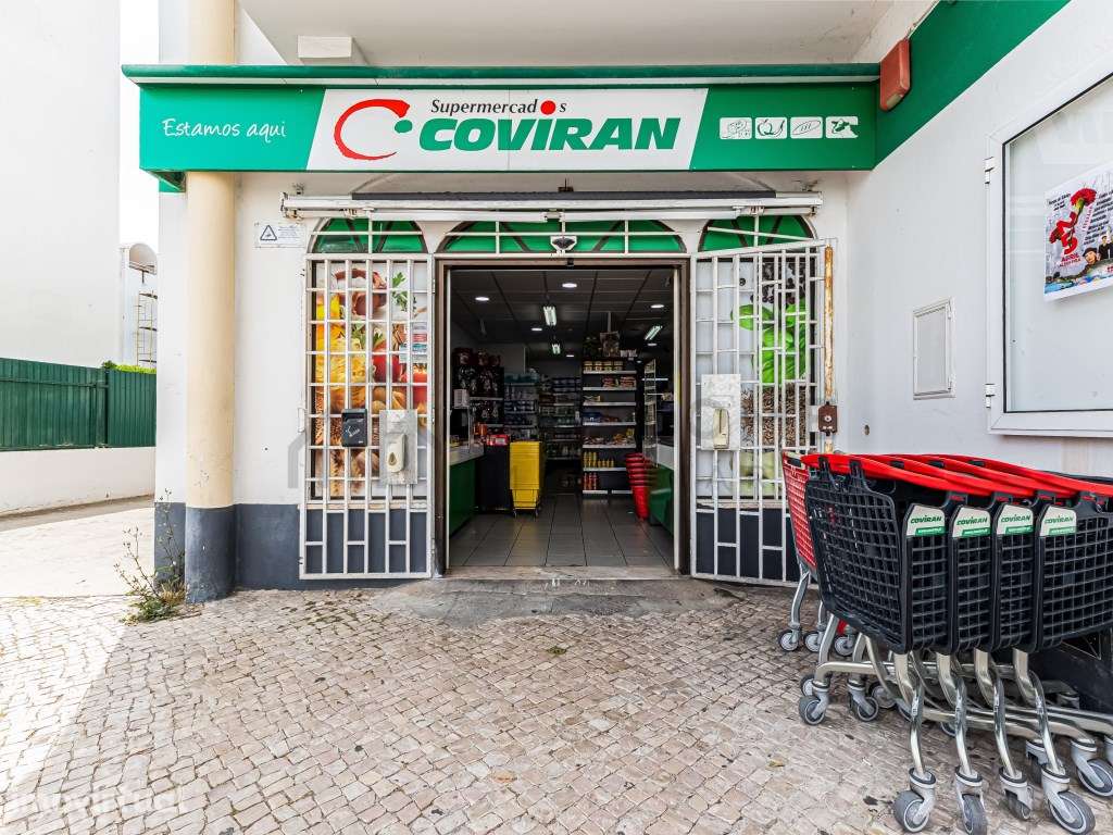 Supermercado em funcionamento no centro de Albufeira - Grande imagem: 2/28