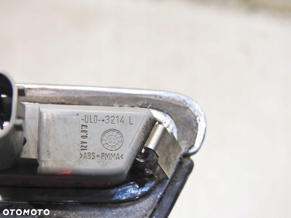 LISTWA KIERUNKOWSKAZ BŁOTNIKA LEWY LZ9W AUDI A8 D3 - 7