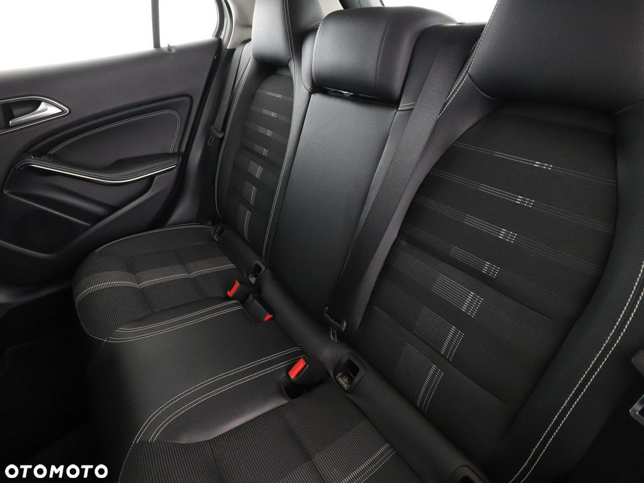 Mercedes-Benz GLA 180 7G-DCT Activity Edition - 17