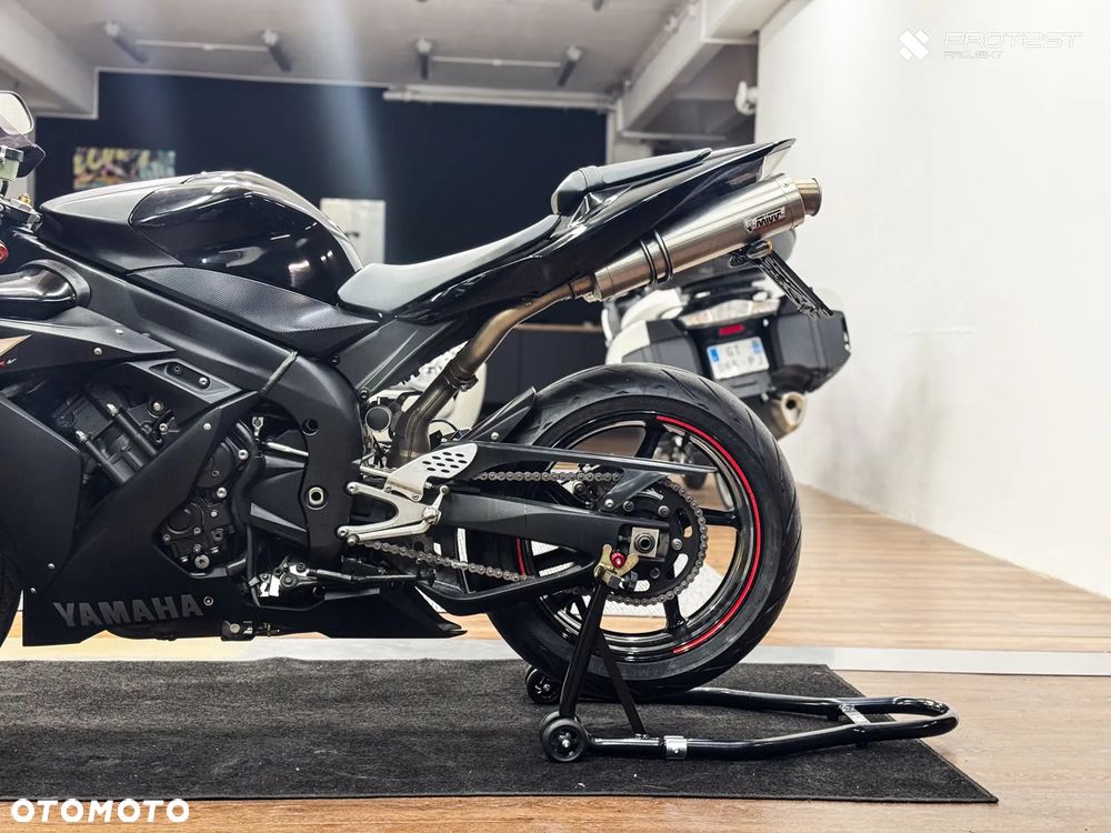 Yamaha R1 - 8