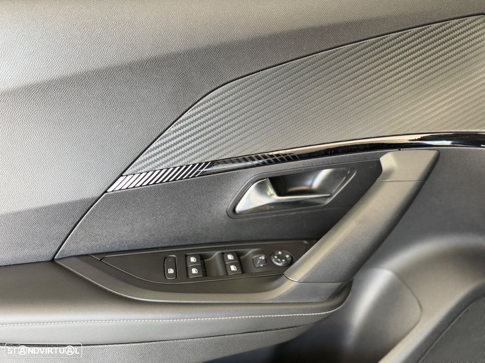 Peugeot 2008 1.2 PureTech Allure Pack EAT8 - 17