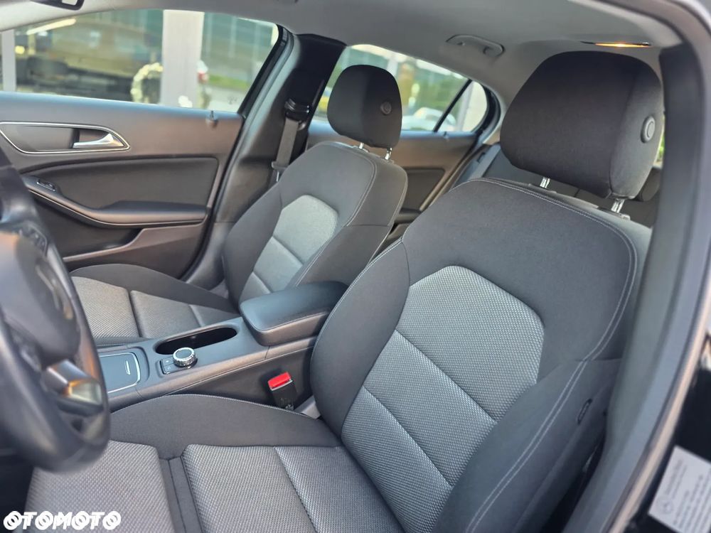 Mercedes-Benz GLA 180 7G-DCT Style - 24