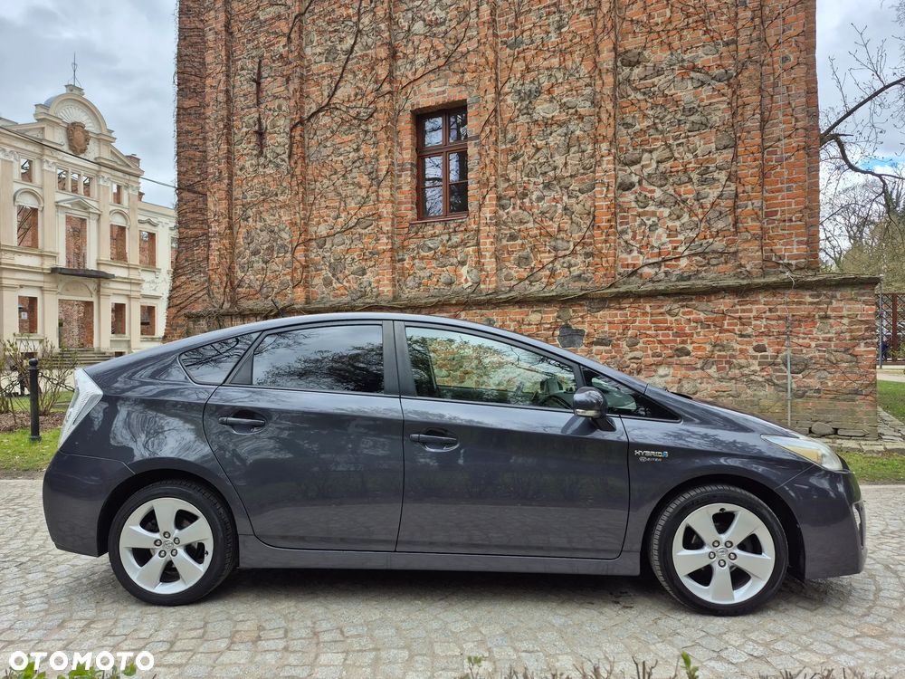 Toyota Prius (Hybrid) Executive - 4
