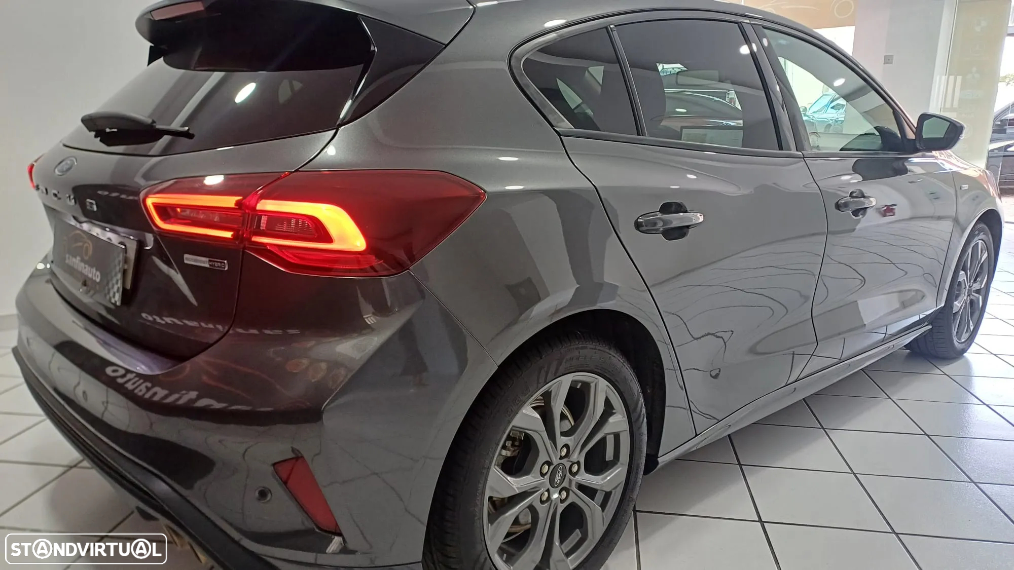 Ford Focus 1.0 EcoBoost Hybrid ST-LINE - 11