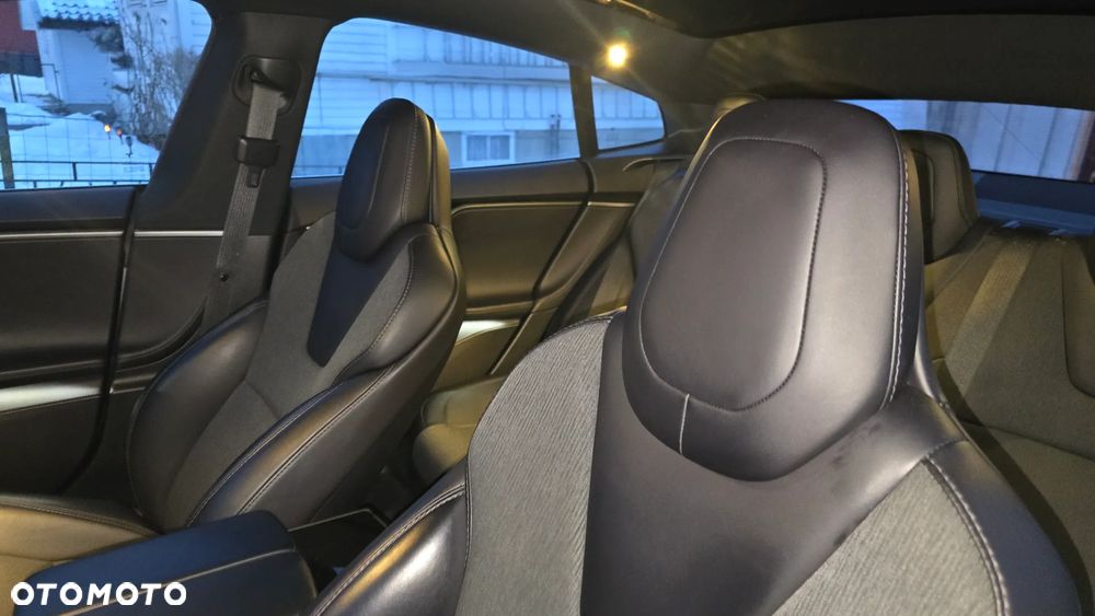 Tesla Model S - 12
