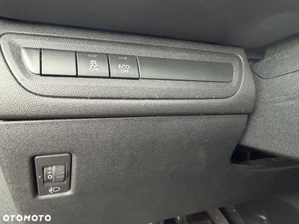 Peugeot 208 - 16