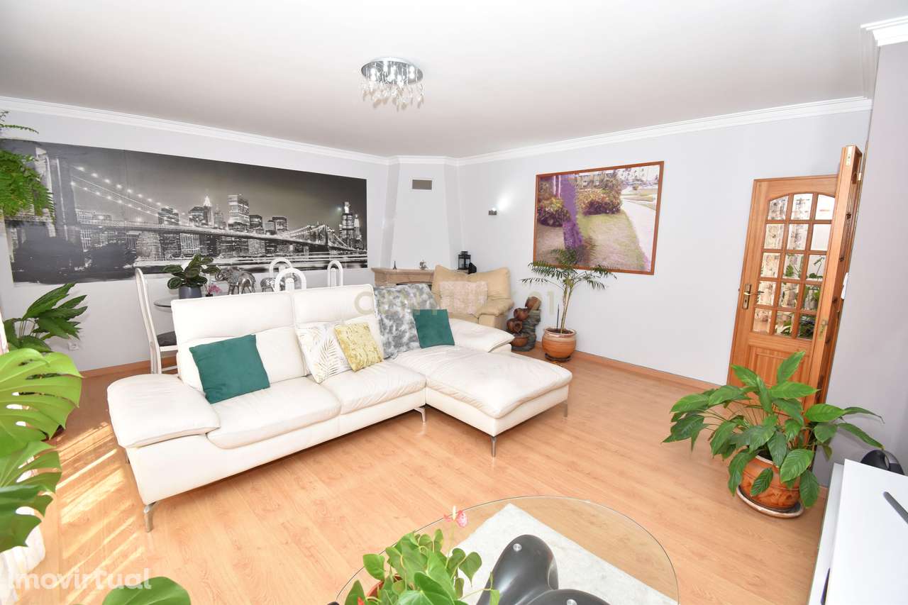 O Refúgio Perfeito em Monte Abraão: Um T2 com Design Contemporâneo e C - Grande imagem: 2/27