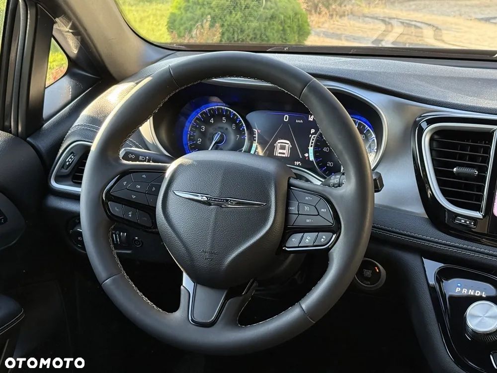 Chrysler Pacifica - 22