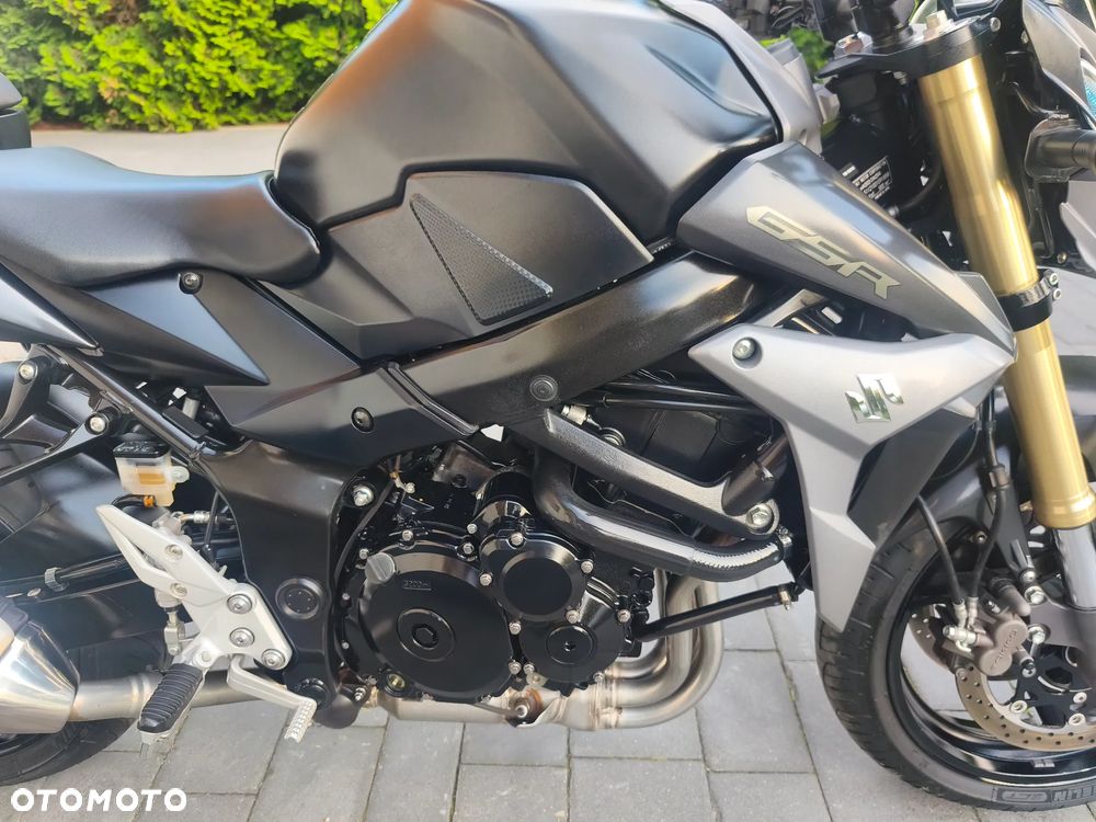 Suzuki GSR - 13