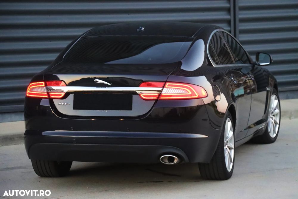 Jaguar XF 2.2D Portfolio - 12