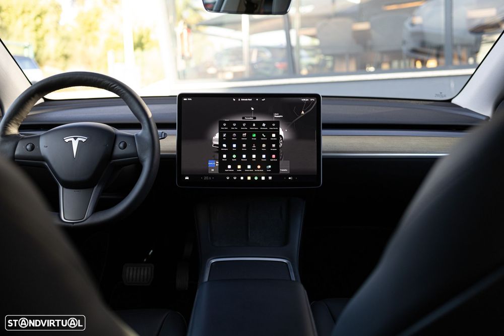 Tesla Model Y Standard RWD - 32