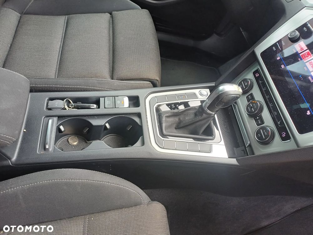 Volkswagen Passat 2.0 TDI SCR DSG Comfortline - 20
