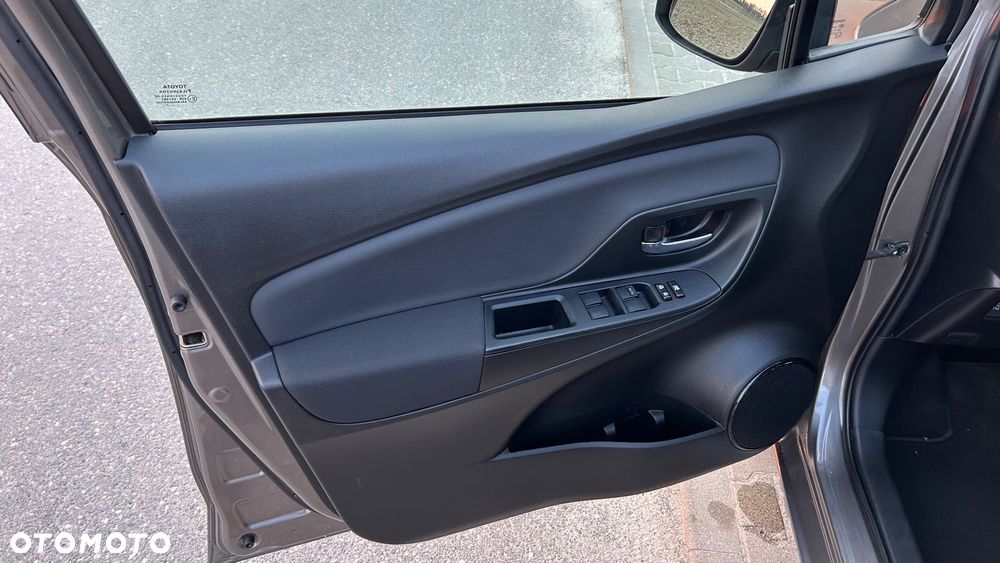 Toyota Yaris Hybrid 100 Business Edition - 18