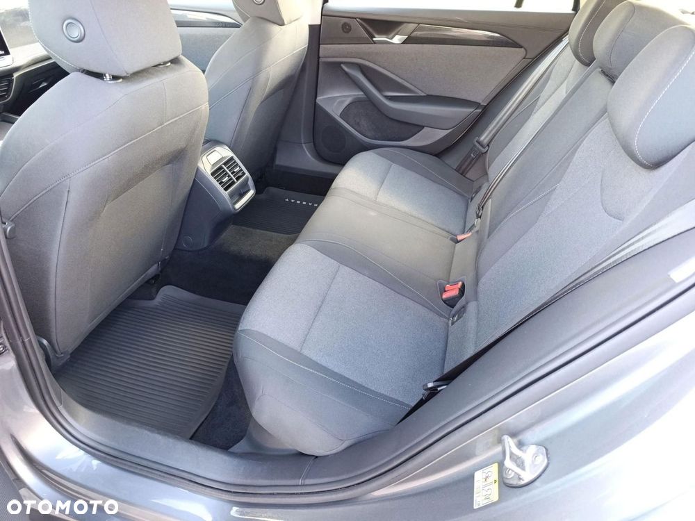 Volkswagen Passat - 11