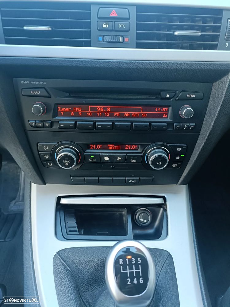 BMW 318 d Dynamic - 13