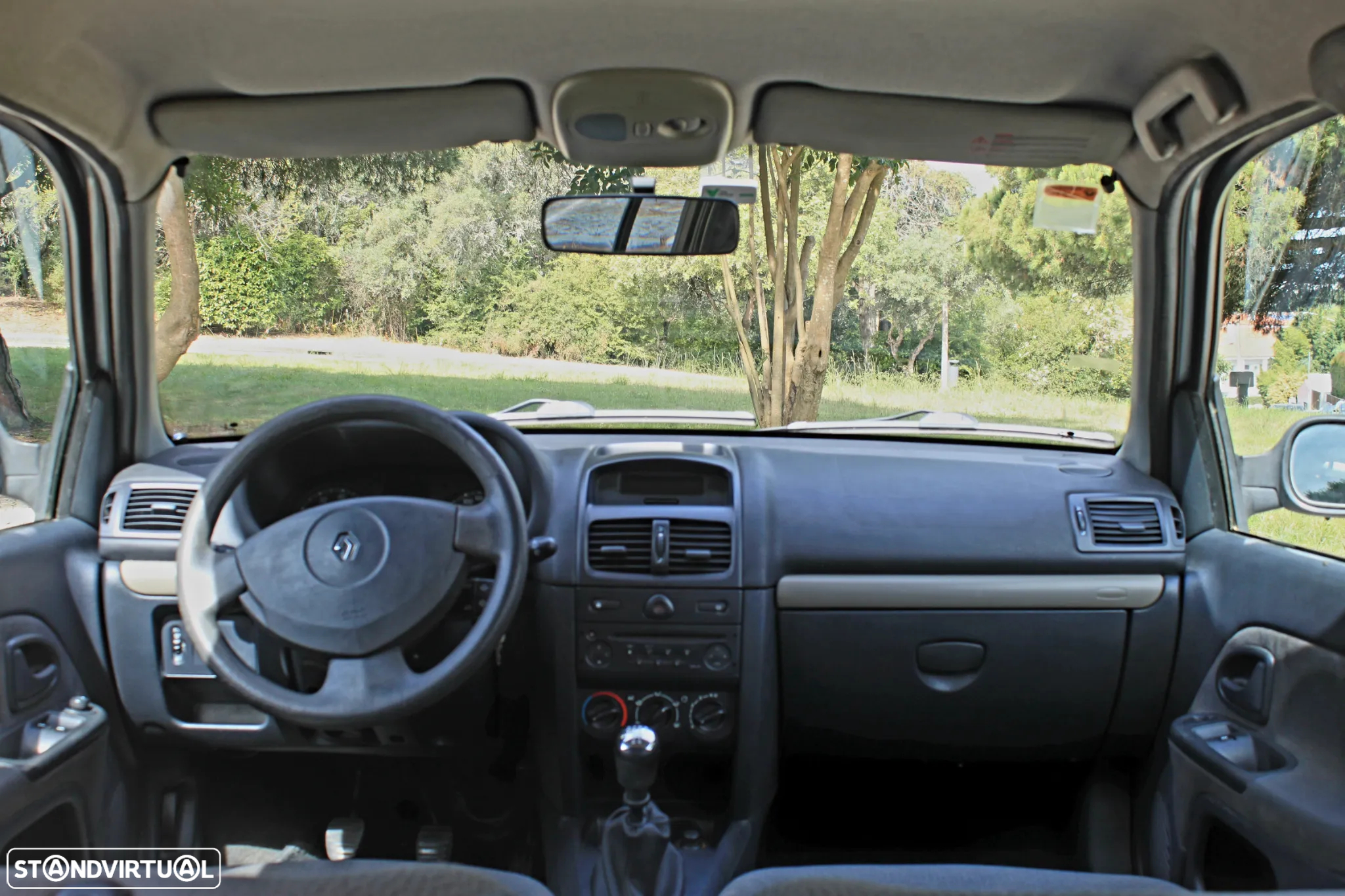 Renault Clio 1.2 16V Confort Authentique - 10