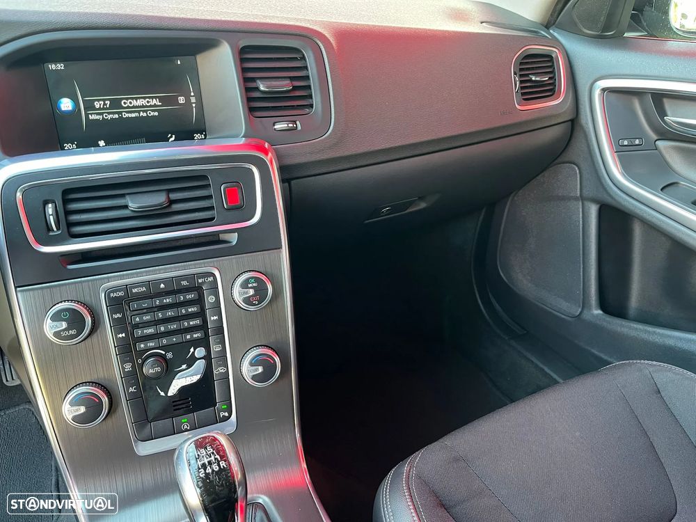 Volvo V60 2.0 D2 Momentum Drive - 21