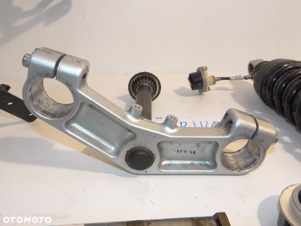 Triumph 1200 Trophy stelaż kolektor wydechowy mocowanie bagażnik amortyzator tył zacisk kluczyk wlew - 14