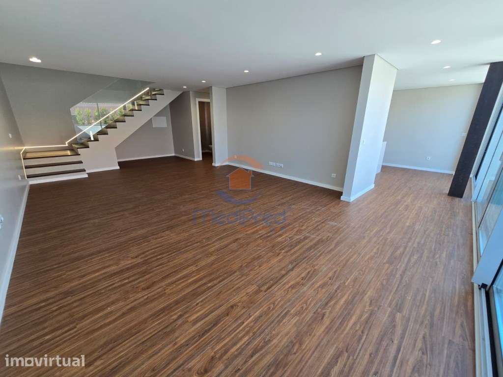 Moradia T3+1 NOVA, com Rooftop de 45 m2 | Famões, Odivelas - Grande imagem: 3/47