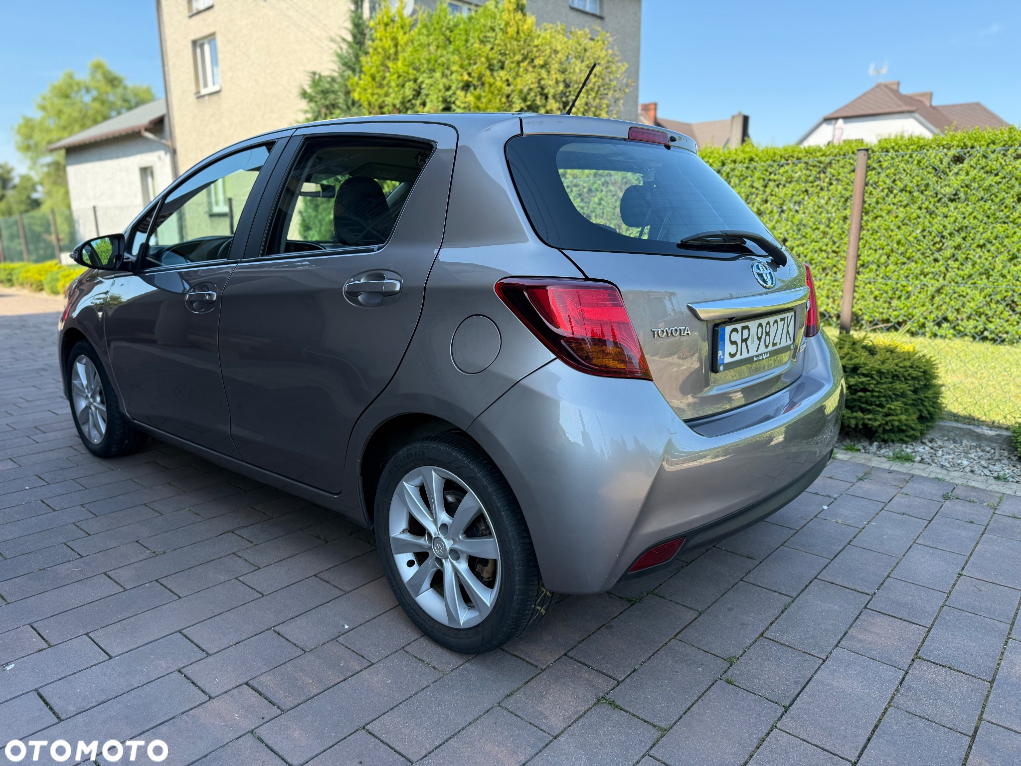 Toyota Yaris Hybrid 100 Premium - 4