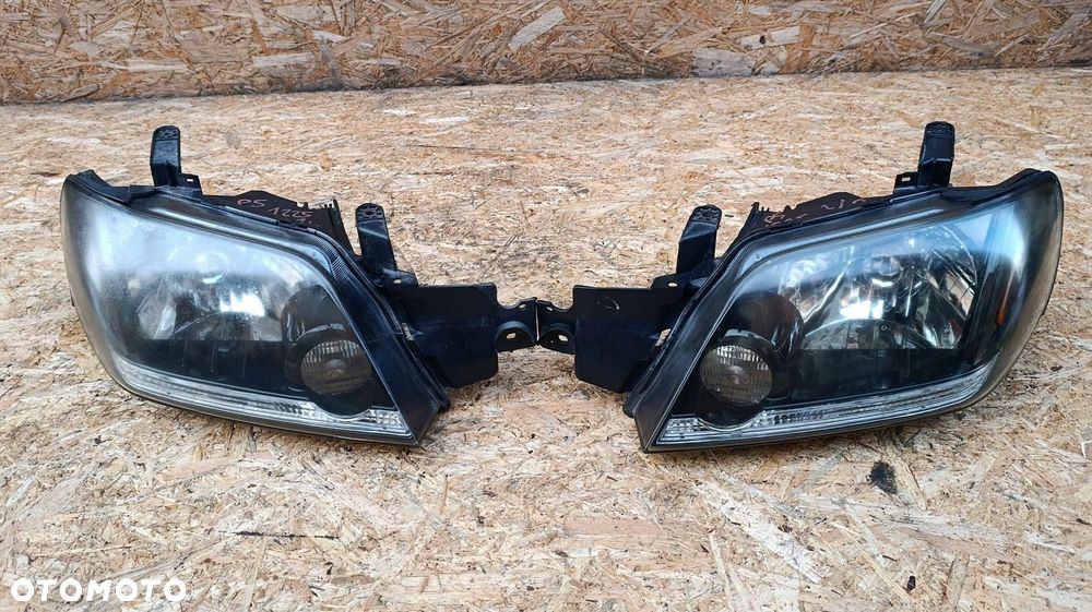 LAMPA LEWA PRAWA PRZÓD REFLEKTOR LEWY PRAWY MITSUBISHI OUTLANDER I 1