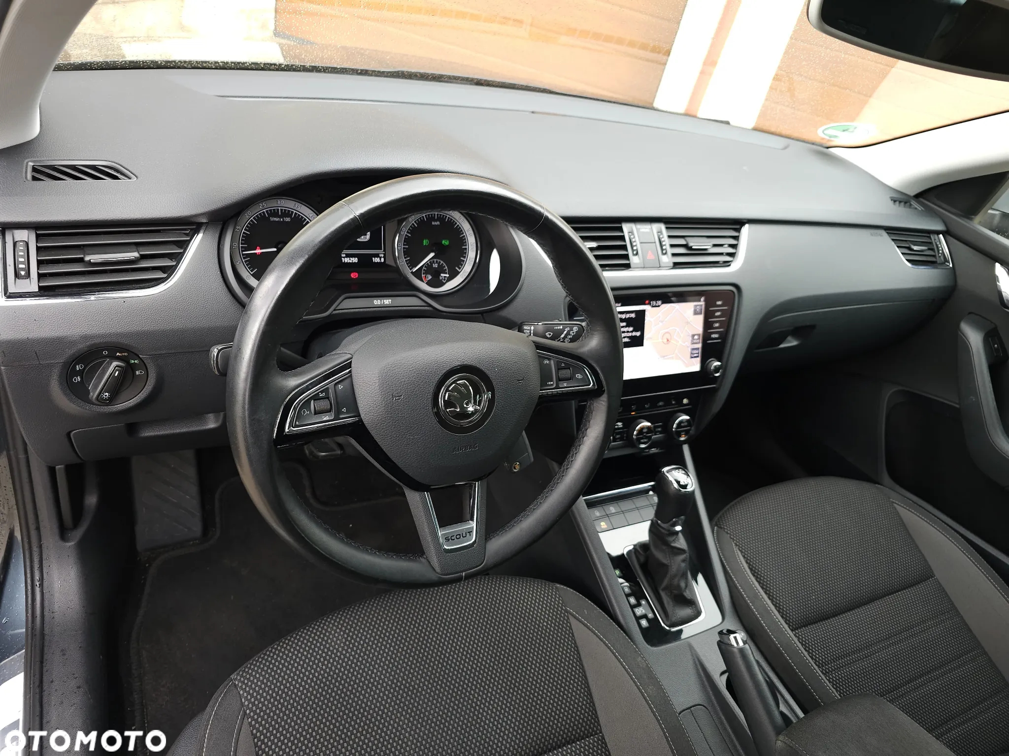 Skoda Octavia Combi 2.0 TDI 4x4 DSG Scout - 30