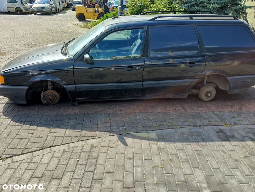 Volkswagen Passat B3 (88-91r.) 1.9 D 68KM. Silnik 1Y Skrzynia ALY pasuje do ALA, ALB, ALS ,ARC,AGC,AFE,AMA lakier LA9V.Cały na części. GWARANCJA !!!  Przód Tył Zestaw Komplet Drzwi Klapa Zderzak Błotnik Maska Grill Atrapa Szyba Pas Lampa Lusterko Boczki Fotel Kanapa Kokpit Deska Rozdzielcza Przełącznik Włącznik Sterownik Przewody Wiązka Instalacja Moduł Komputer Czujnik Listwa Pompa Alternator Wtryski Głowica Rozrusznik Kompresor Sprzęgło Dwumas Silnik Skrzynia ABS Klimatyzacji Paliwa Wspomagania Kolektor Turbina Przepustnica Zawór Chłodnica Koło Hak Belka Sanki Zawieszenie Mcpherson Półoś Amortyzator Wydech Tłumik Zacisk Most - 5