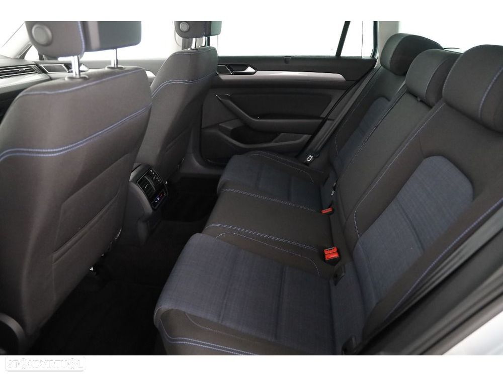 VW Passat Variant - 16