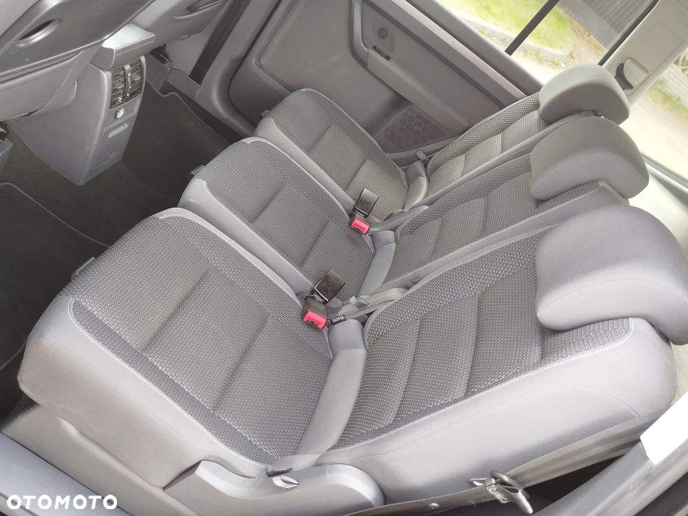 Volkswagen Touran - 10