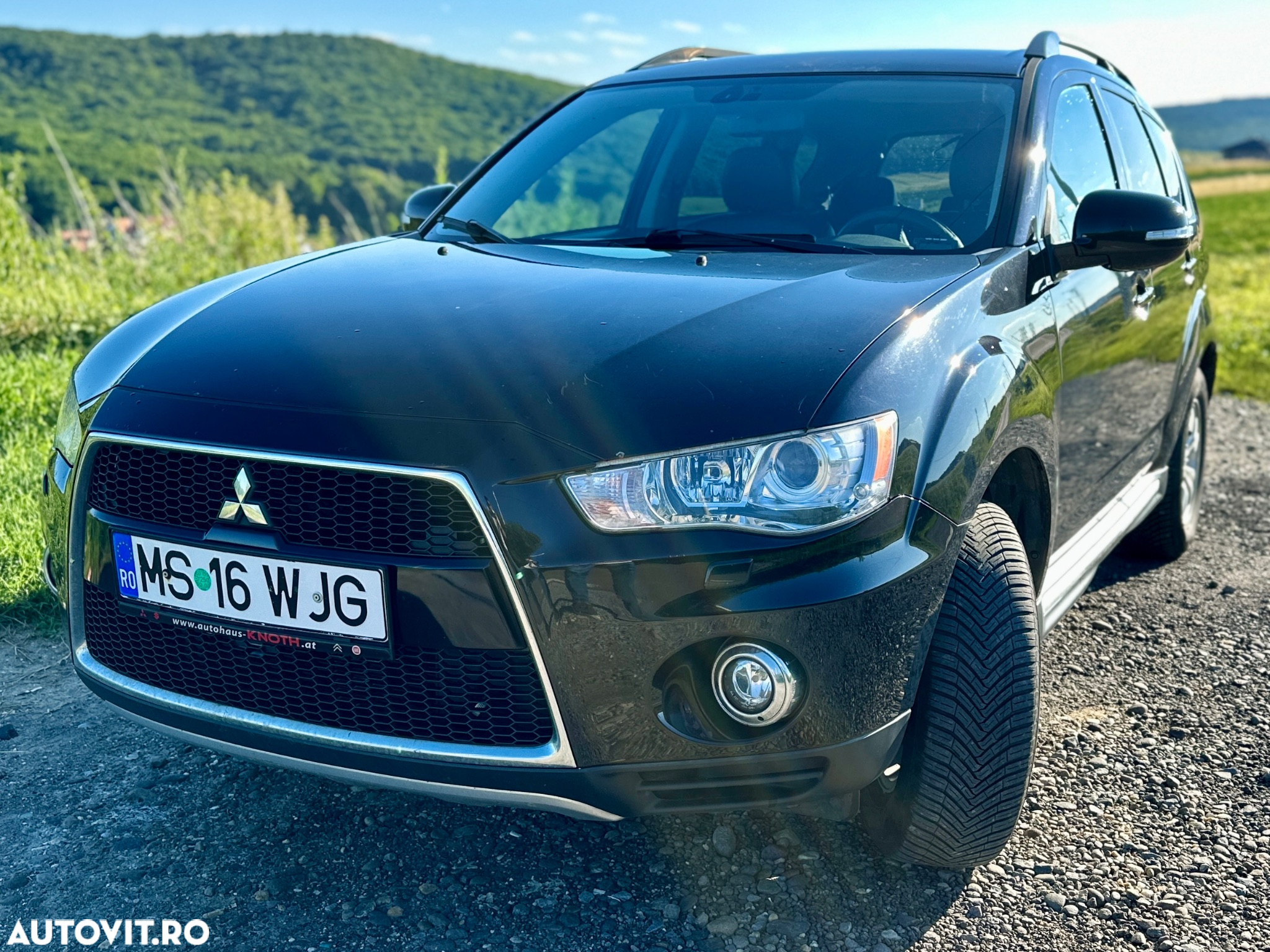 Mitsubishi Outlander - 2