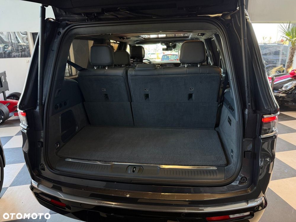 Jeep Grand Wagoneer - 16