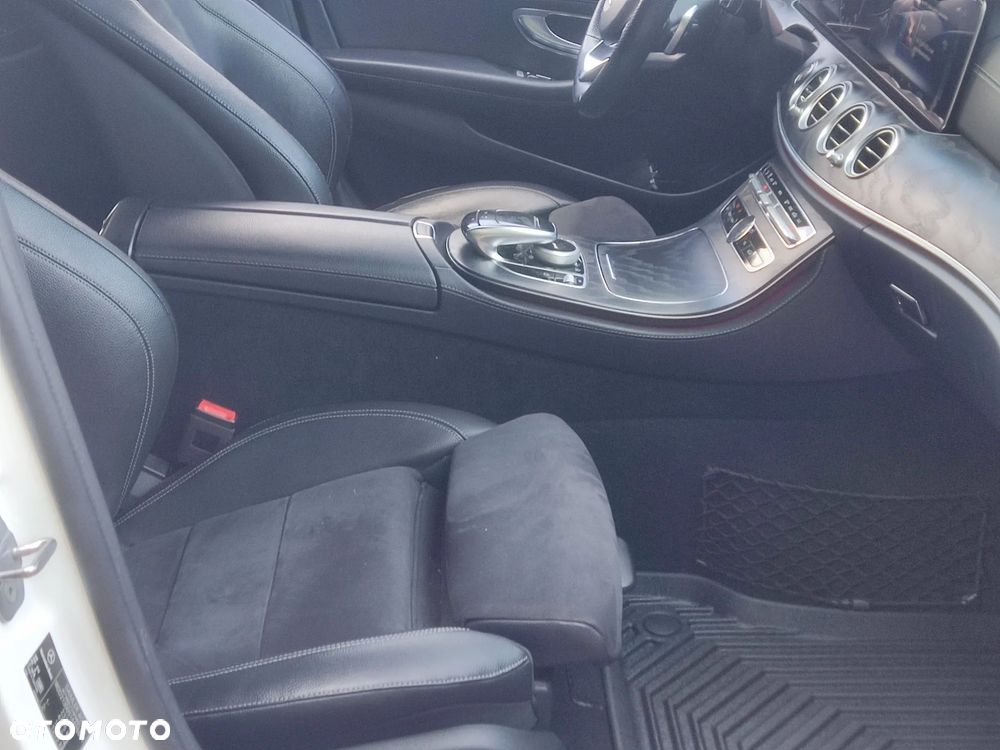 Mercedes-Benz Klasa E 220 d 4-Matic 9G-TRONIC - 14