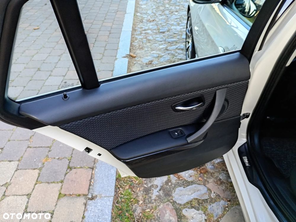 BMW Seria 3 320d xDrive DPF Touring - 27