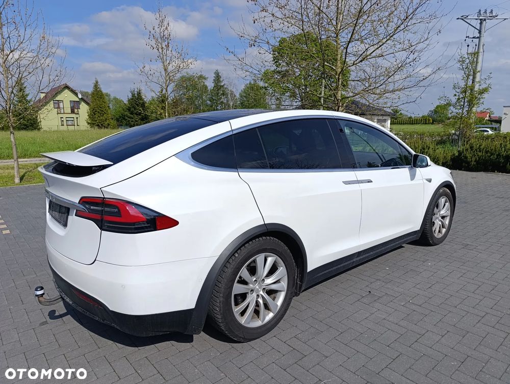 Tesla Model X - 12