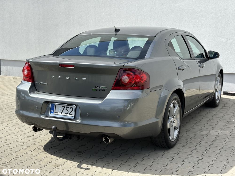 Dodge Avenger - 8