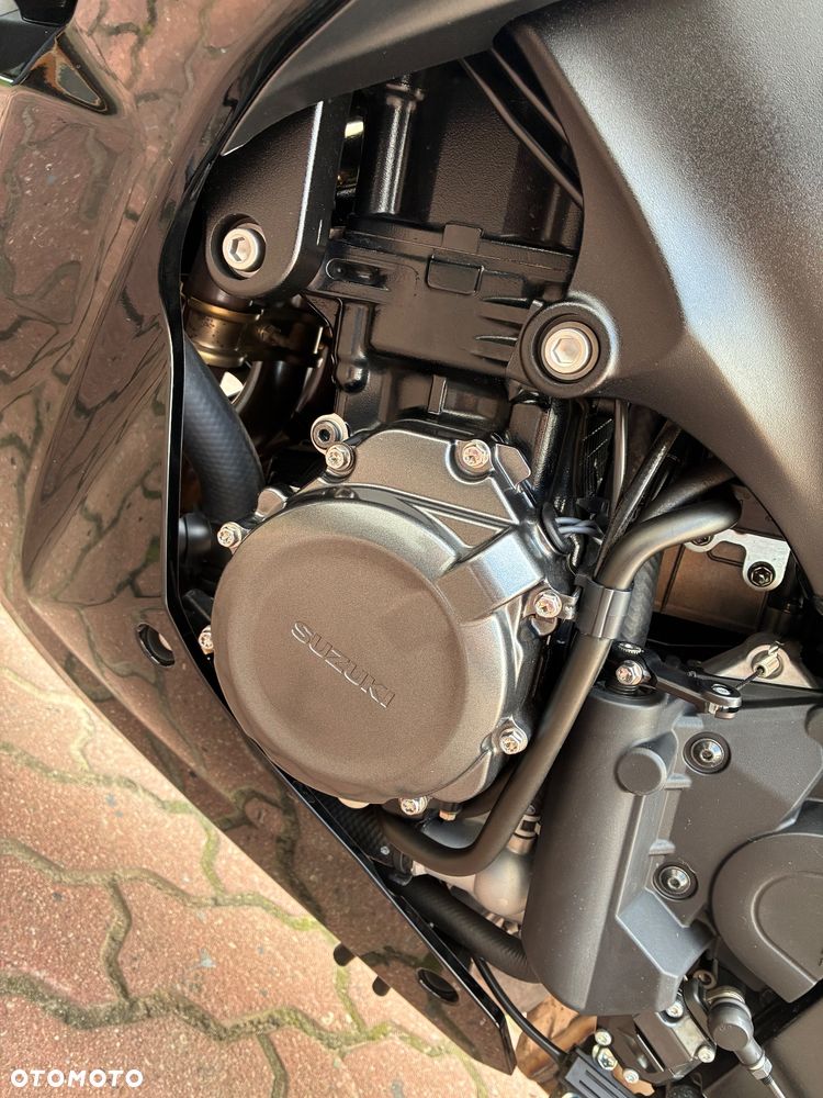 Suzuki GSX 1000 - 12