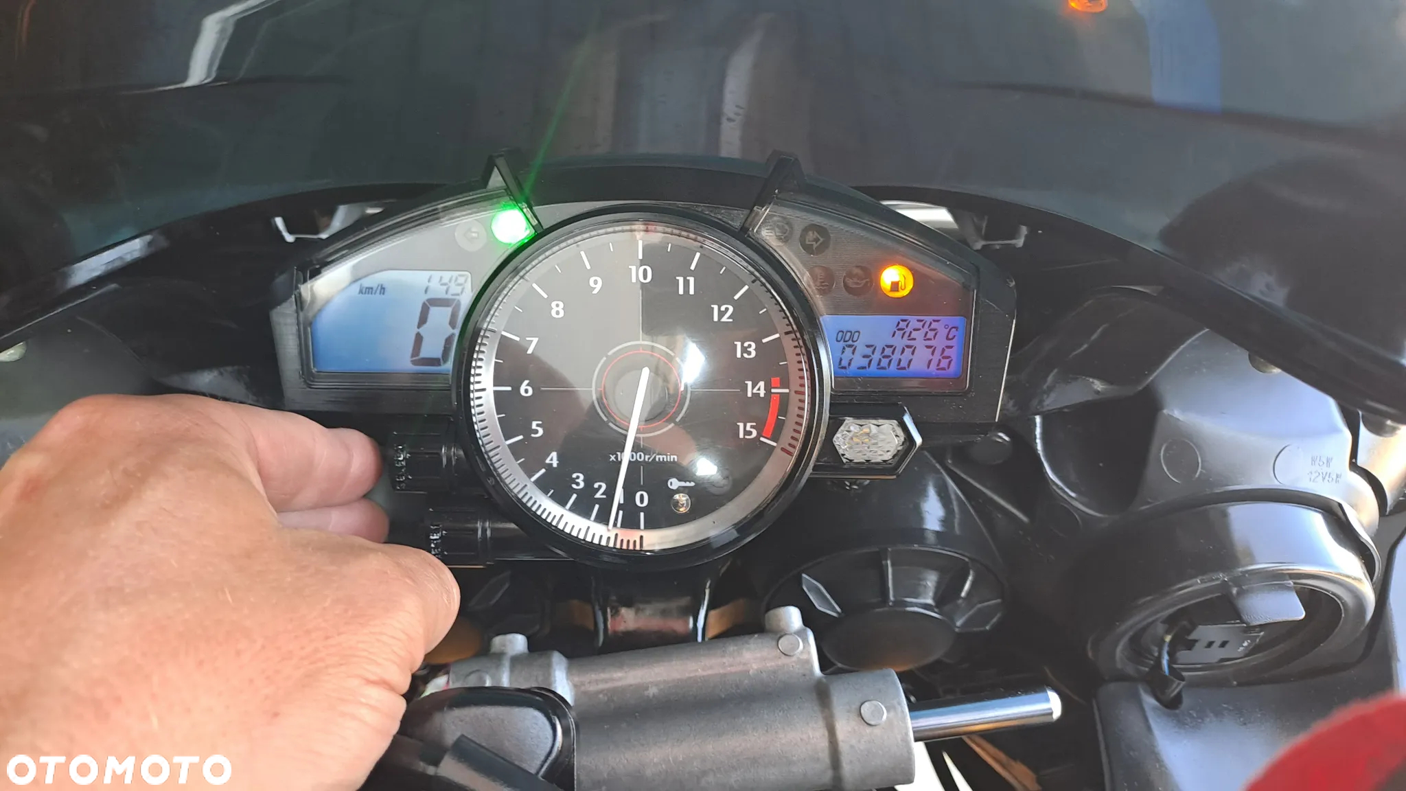 Yamaha R1 - 18