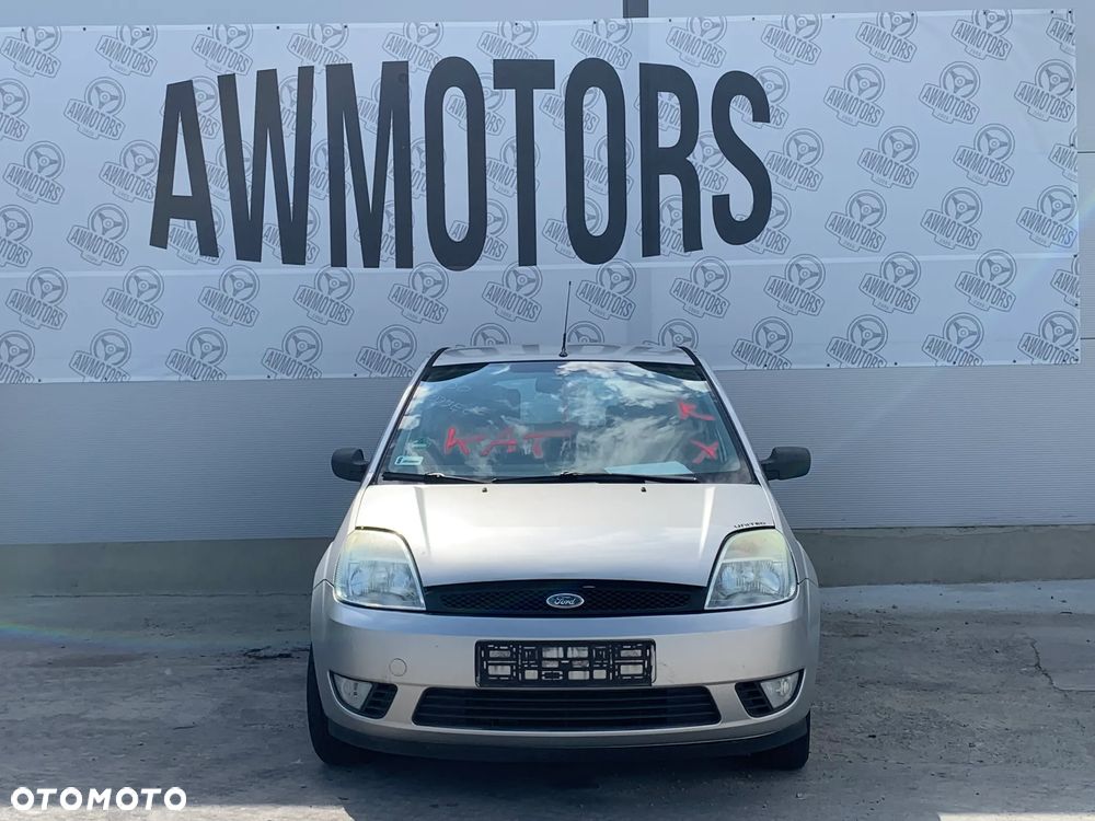 FORD FIESTA 2004 *SAMOCHÓD NA CZĘŚCI* 1534 MASKA, LAMPA, DRZWI, LUSTERKO, ZDERZAK, GRILL, BŁOTNIK, KLAPA, BELKA, DESKA, FOTELE, KANAPA, ĆWIARTKA KIEROWNICA, TARCZE, ZACISKI, ZAWIESZENIE, KOMPLETNY PRZÓD, KOMPLETNY TYŁ, LICZNIK, ZEGARY, PRAWE LEWE PRZÓD TYŁ - 2