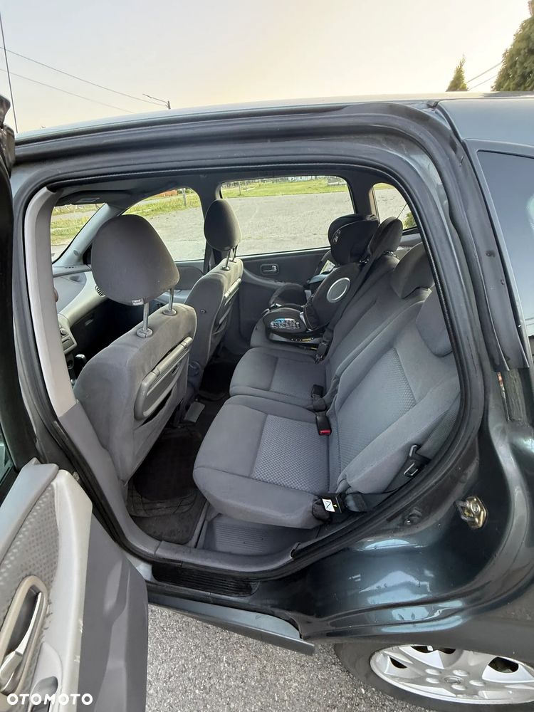 Nissan Almera Tino dCi visia - 14