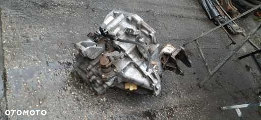 SUZUKI SX 4 SX4 FIAT SEDICI 1.9 DDIS Części Blacharskie i mechaniczne Szyba przód , Skrzynia biegów 79JA Napęd na przód Turbosprężarka 55205475 - 6