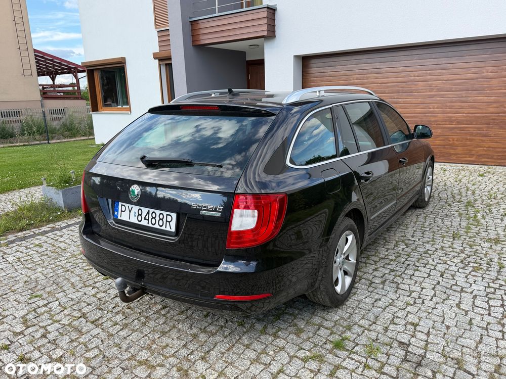 Skoda Superb 2011 photo 4