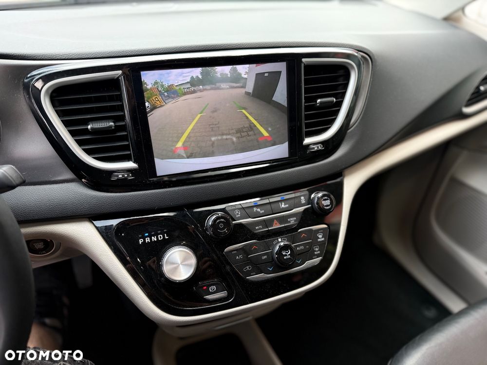 Chrysler Pacifica - 22